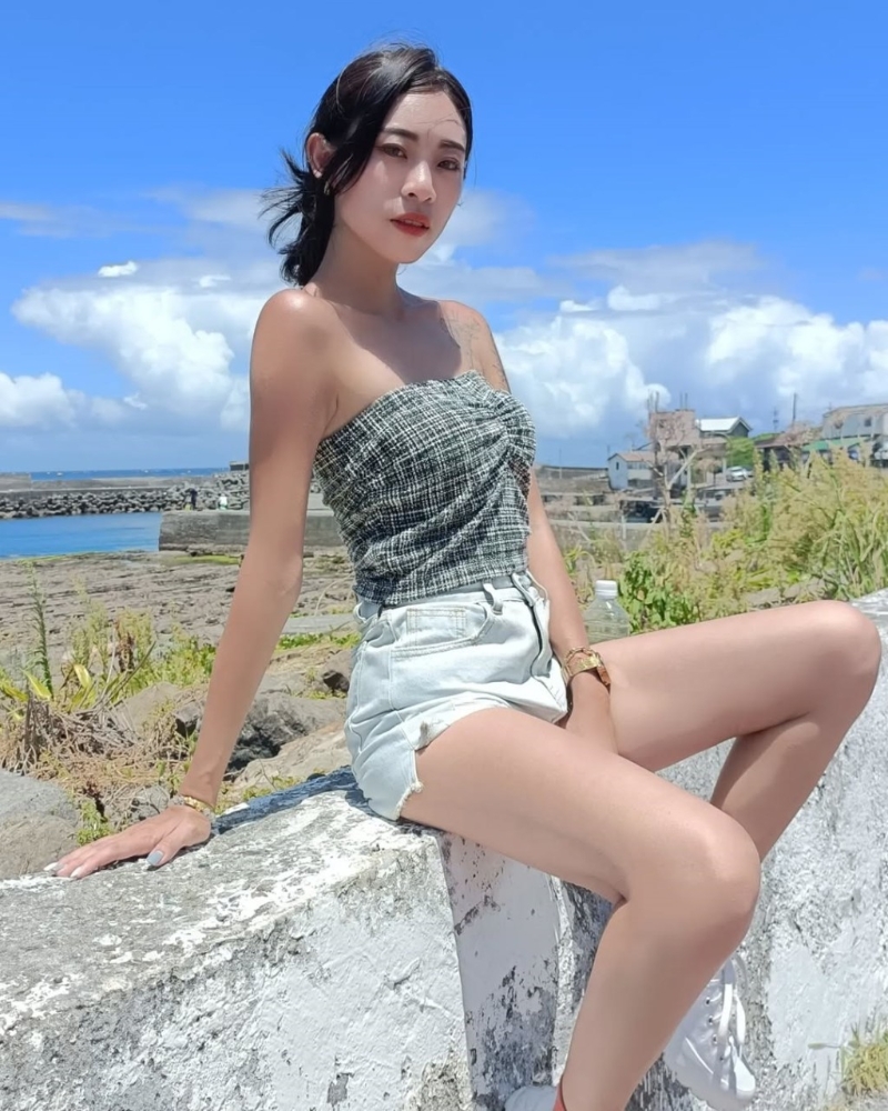 内内身材修长。 内内身材修长。