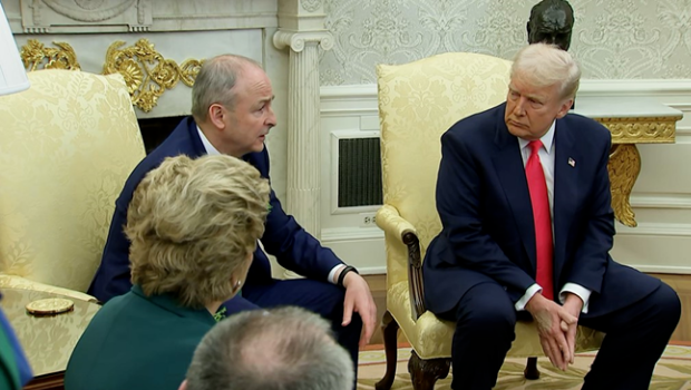 当地时间3月12日,美国总统特朗普(右)在白宫会见到访的爱尔兰总理马丁。 当地时间3月12日,美国总统特朗普(右)在白宫会见到访的爱尔兰总理马丁。