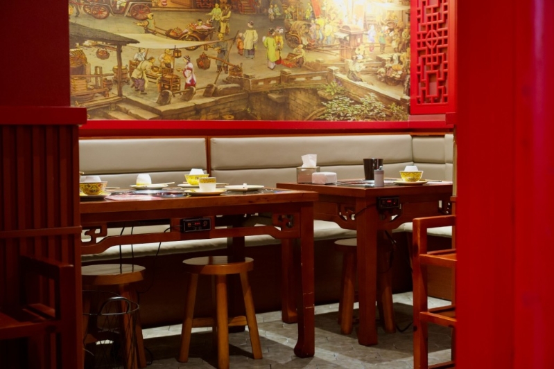 餐厅装潢以中国宫廷风格为主题，营造古色古香的氛围。