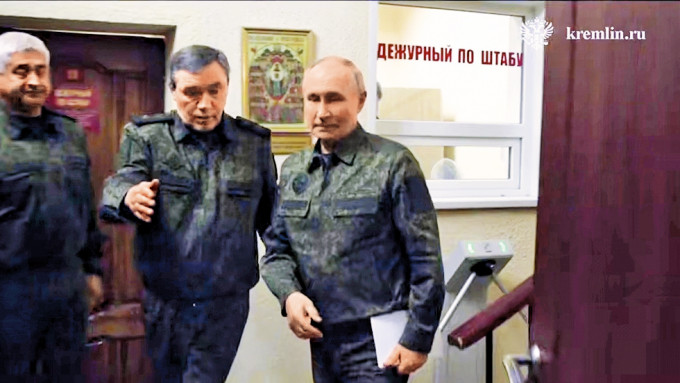 格拉西莫夫将军(左二) 格拉西莫夫将军(左二)