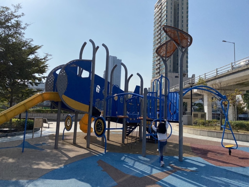 飞机造型的游乐设施非常吸睛，同时纪念启德以往的机场历史。（图片来源：《亲子王》）