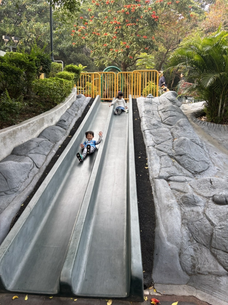 香港游乐场的滑梯多以塑胶制作，砖石质感的相当少见。（图片来源：《亲子王》）