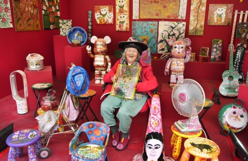 特别展出由94岁本地艺术家花婆婆在不同家具上绘画“花”的家具艺术品（图片来源：《星岛日报》吴艳玲摄）