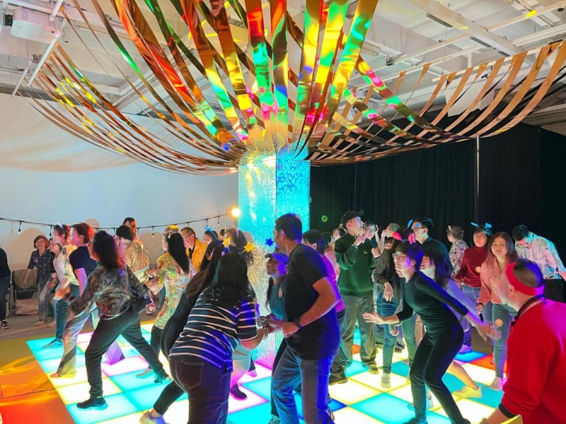 何静茹与圣雅各福群会合作，打造「夏日午间的士高」，以艺术提升长者身心健康。