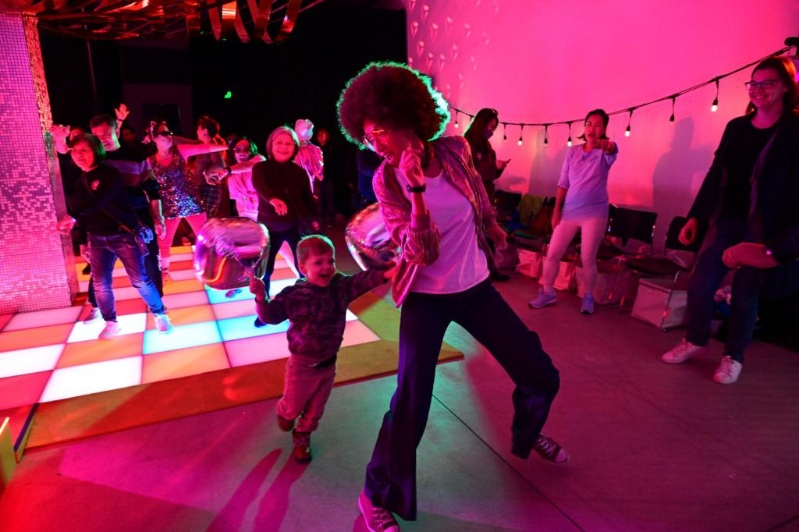 Frankie戴上爆炸头假发，穿起喇叭裤，与长者共舞。