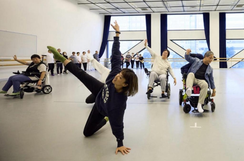 Frankie透过教导长者跳舞，表达心中所想。