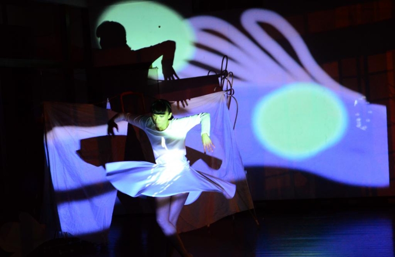 Frankie毕业于香港演艺学院，主修音乐剧舞。1