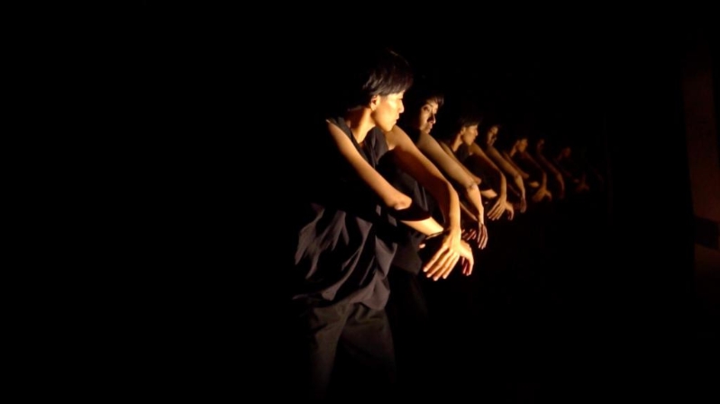 Frankie毕业于香港演艺学院，主修音乐剧舞。