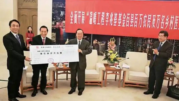 李兆基逝世︱“温暖工程计划”捐款￥4.3亿助内地脱贫，培训1.1万乡村医生