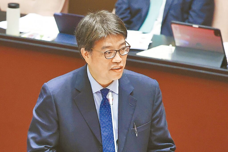 陆委会主委邱垂正17日表示，将查处在陆发展的台湾艺人是否拥有大陆身份证件。