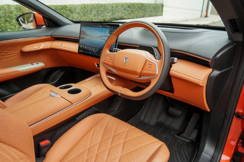 Deepal深蓝S07标准续航版试驾：环抱式车厢用料与造工皆上乘，并提供橙或黑两色配搭。