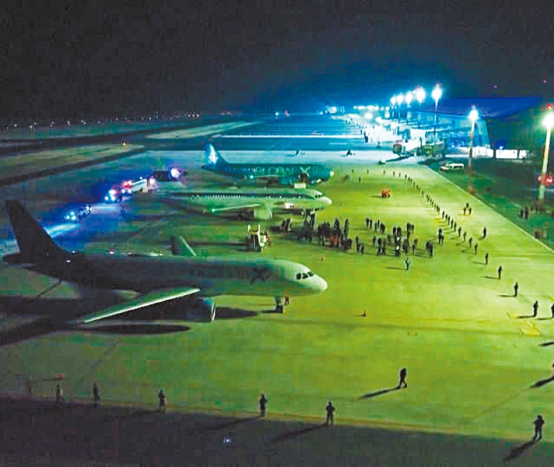 遣返移民航班。