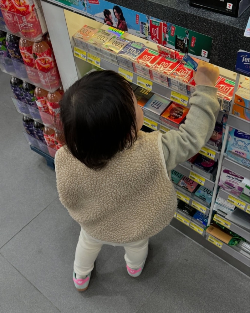 梁志莹在IG分享苏西(Sucy)玩避孕套的照片，引来网民笑。