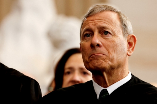 美国最高法院首席大法官罗伯兹（John Roberts）18日罕见公开斥责特朗普呼吁弹劾另一位联邦法官的要求，指教他要采用正常的上诉程序。路透社