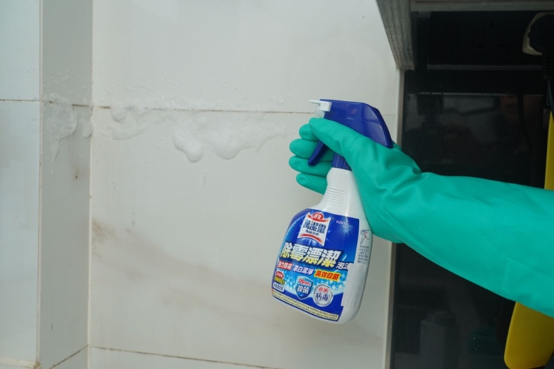用除霉喷雾直接喷上墙壁缝隙,待霉菌消失后即可冲洗。 用除霉喷雾直接喷上墙壁缝隙,待霉菌消失后即可冲洗。