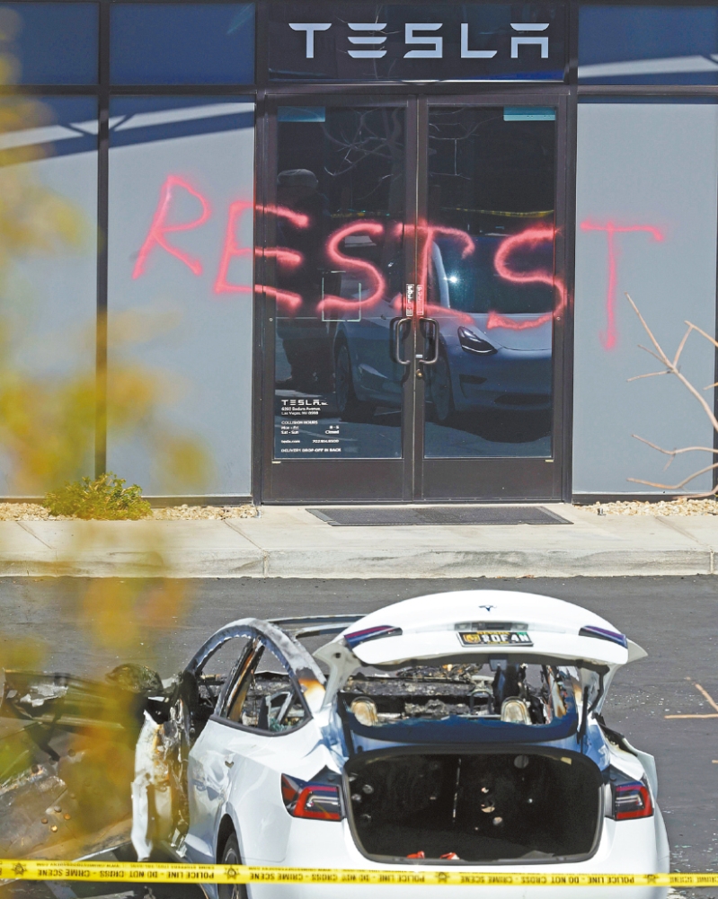 特斯拉接连受毁。