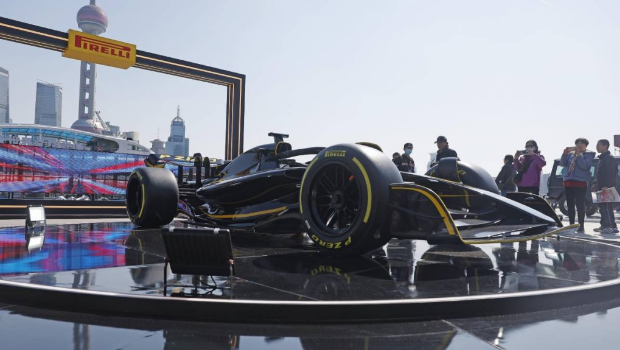 3月17日,民众拍摄F1赛车模型。 3月17日,民众拍摄F1赛车模型。