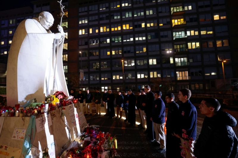有信徒在医院外祈祷。路透社