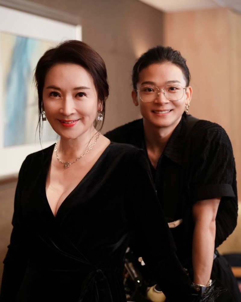 龚慈恩上身低胸剪裁突出她的好身材。