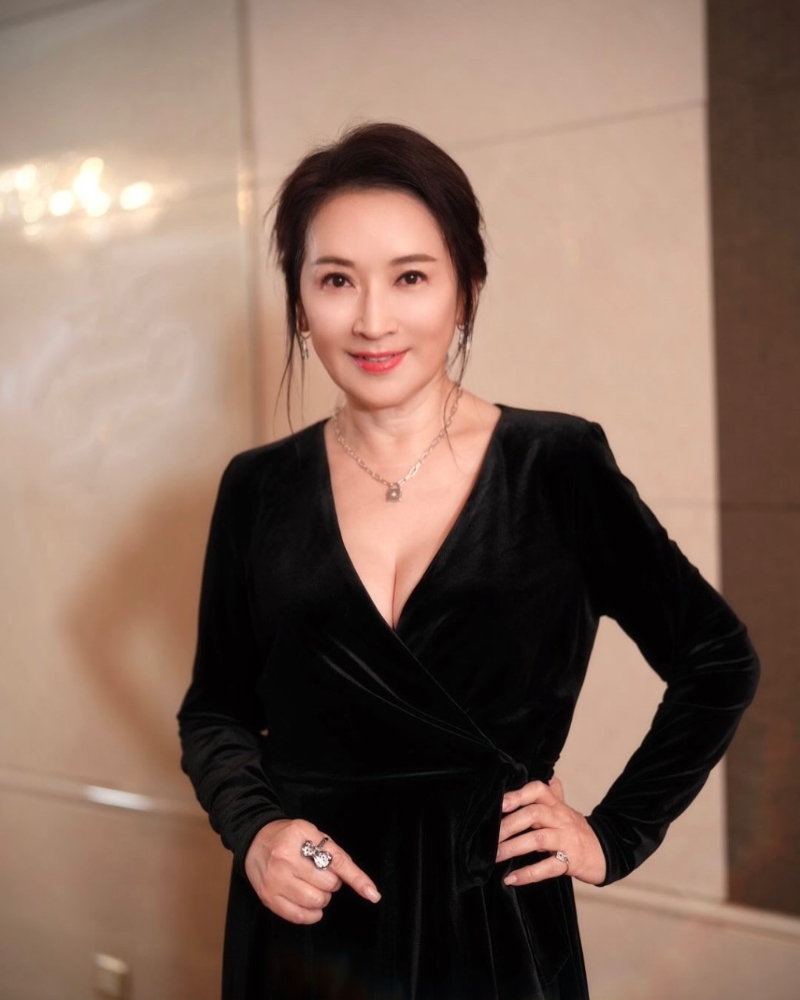 龚慈恩在IG上载三张出席活动时的装扮照。