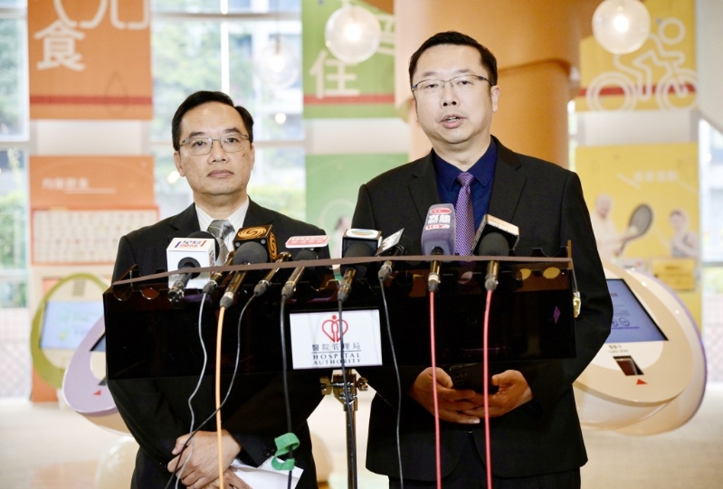 左起：医管局急症科统筹委员会主席萧粤中、医院管理局质素及安全总监黄立己。