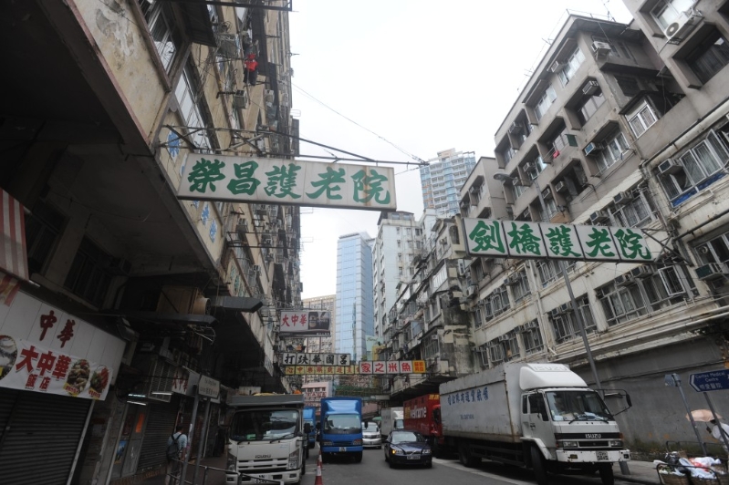 发展局局长甯汉豪透露，政府会探讨“跨区地积比率转移”的可行性。