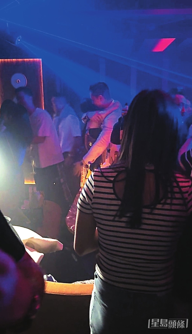 最新一期《东周刊》直击胡杏儿老公李乘德夜场揽女。 （《东周刊》图片）