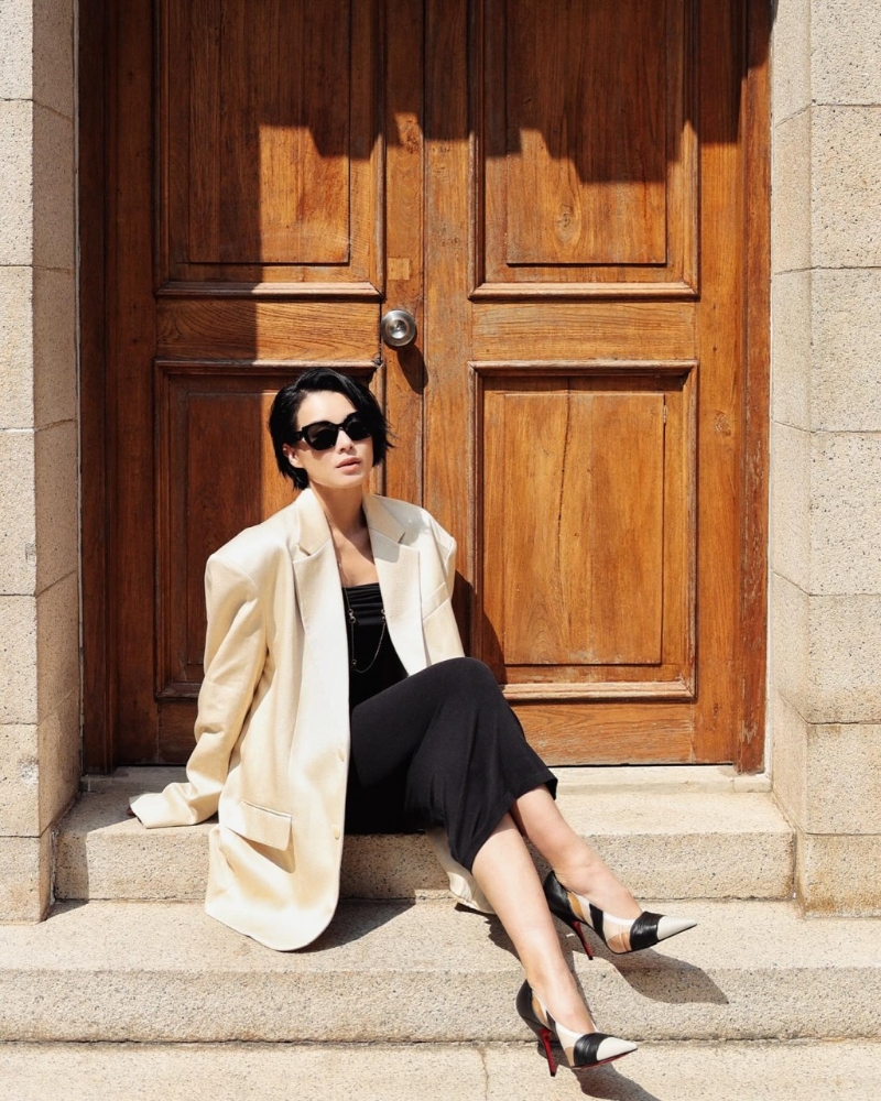 胡杏儿在IG上载早前出席米兰时装周期间的街拍照。