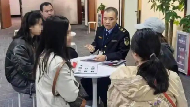 执法人员劝离多名前来“试镜”的市民。