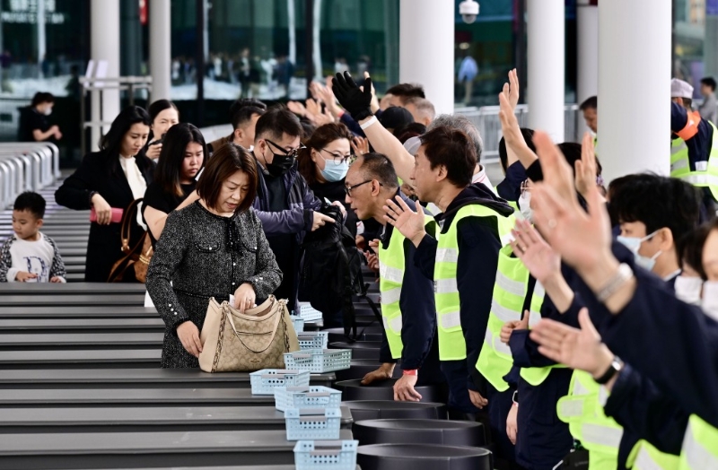 体育园安检通道驻有保安员负责检查,确保入场人士符合要求。 体育园安检通道驻有保安员负责检查,确保入场人士符合要求。