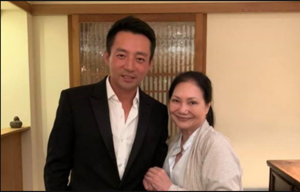 汪小菲(左)爆出深夜致电S妈 汪小菲(左)爆出深夜致电S妈