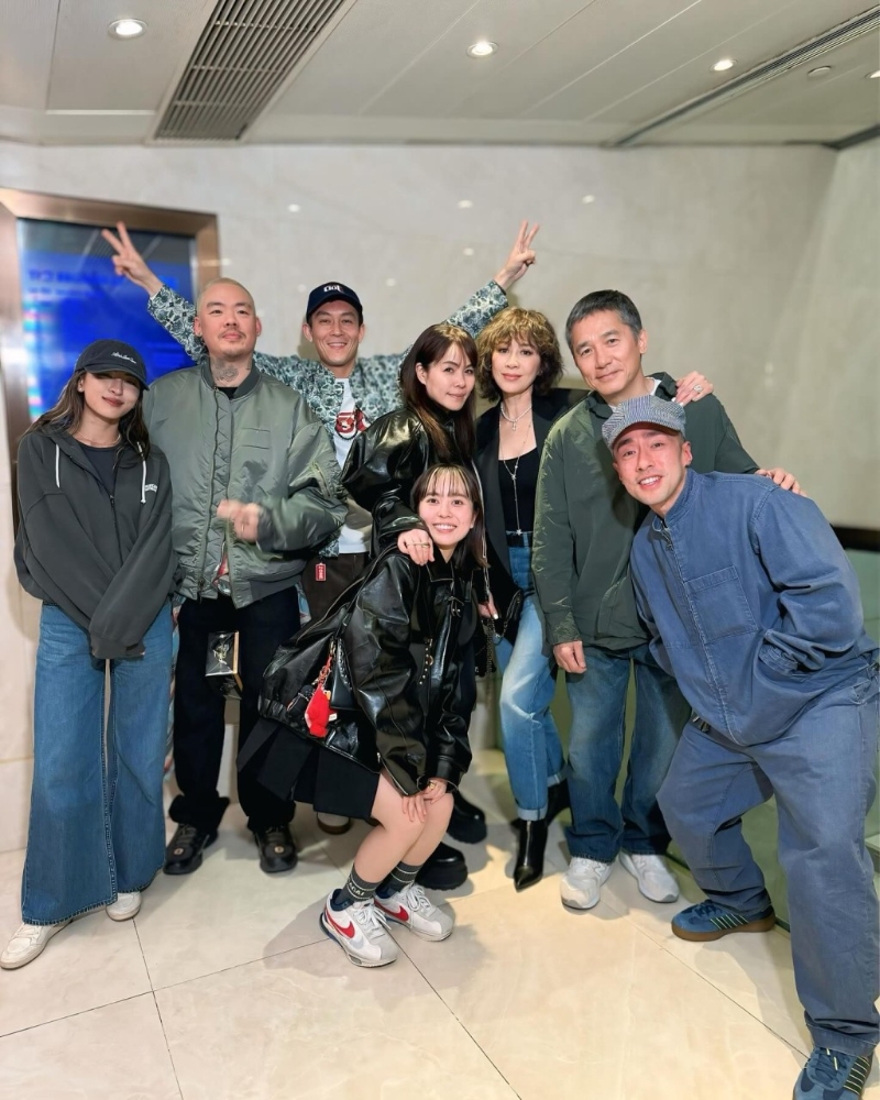 网民见到刘嘉玲、梁朝伟与陈冠希合照，好奇梁朝伟见到曾在电影中“强吻”自己老婆的人：“真的不尴尬吗？”