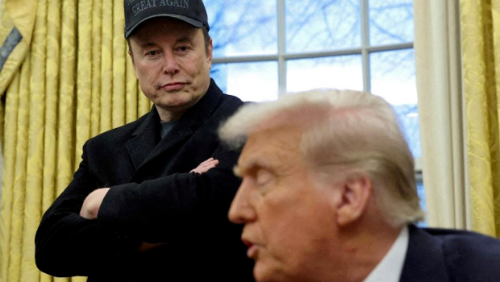 2月11日,美国华盛顿,美国总统特朗普在白宫椭圆形办公室发表讲话,马斯克(左)在一旁旁听。 2月11日,美国华盛顿,美国总统特朗普在白宫椭圆形办公室发表讲话,马斯克(左)在一旁旁听。