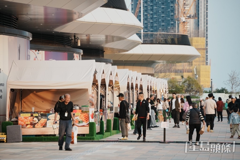 启德体育园今起于启德主场馆旁海滨位置的美食海湾，举行首个“启德美食海湾嘉年华”。