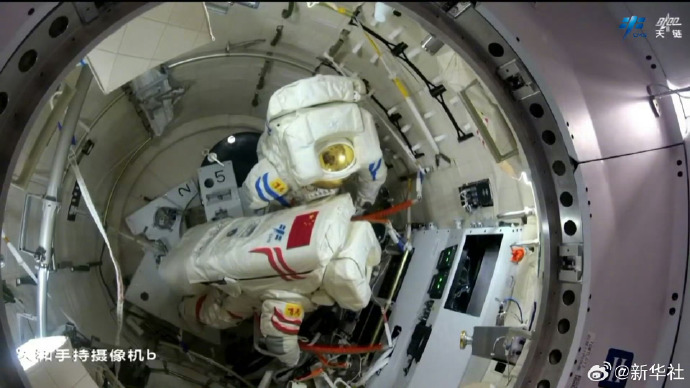 神舟十九号航天员第三次出舱活动。 新华网.jpg
