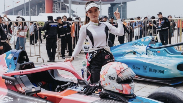 师炜成为F1学院首名中国女车手。