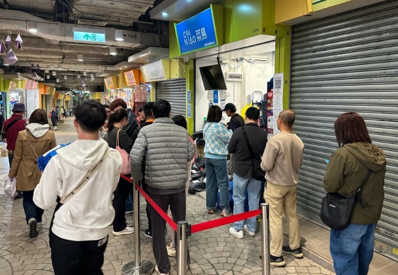 晚上7至8时为取件高峰时间，店外取件的人大排长龙。