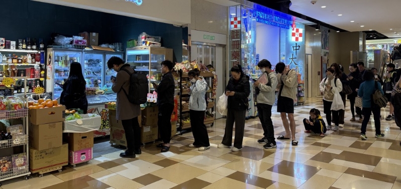 由于邮件众多、找件需时，繁忙时间起码须等候15至30分钟。