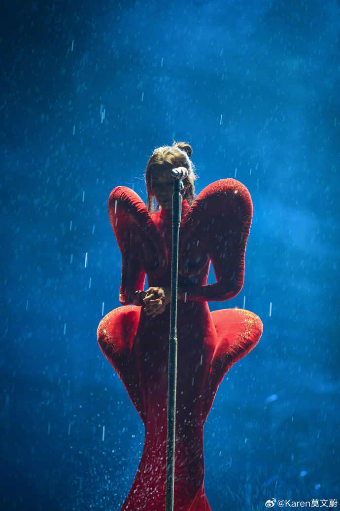 莫文蔚日前在苏州的演唱会发生小插曲。 莫文蔚日前在苏州的演唱会发生小插曲。