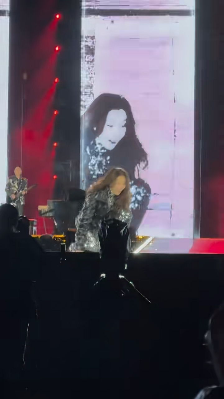 莫文蔚在演出期间天公不造美,不时下着毛毛细雨令舞台湿滑,结果不慎跌倒两次。 莫文蔚在演出期间天公不造美,不时下着毛毛细雨令舞台湿滑,结果不慎跌倒两次。