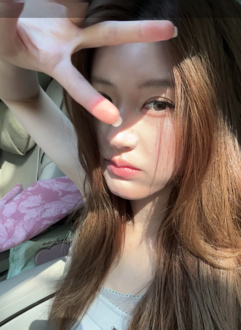 赵露思遭网友私讯飙骂废物,晒自拍照比YA回应。 赵露思遭网友私讯飙骂废物,晒自拍照比YA回应。