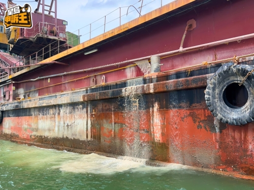 大趸船疑非法倾倒黄泥水，严重污染海面。 （来源：观众提供照片）