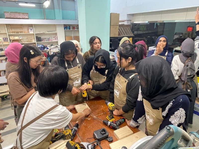 女匠人导师除了在区内向劏房街坊教班外，还会跳出社区向少数族裔学生介绍木工技巧。