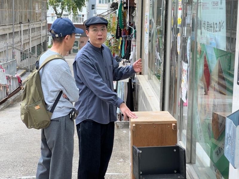 邓浩文指劏房户升格为匠人导师后，会跳出社区服务其他地区的街坊。