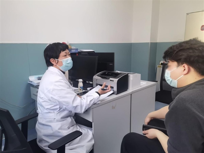 男子日行万步减肥反增增加了体重，到医院救医。　极目新闻