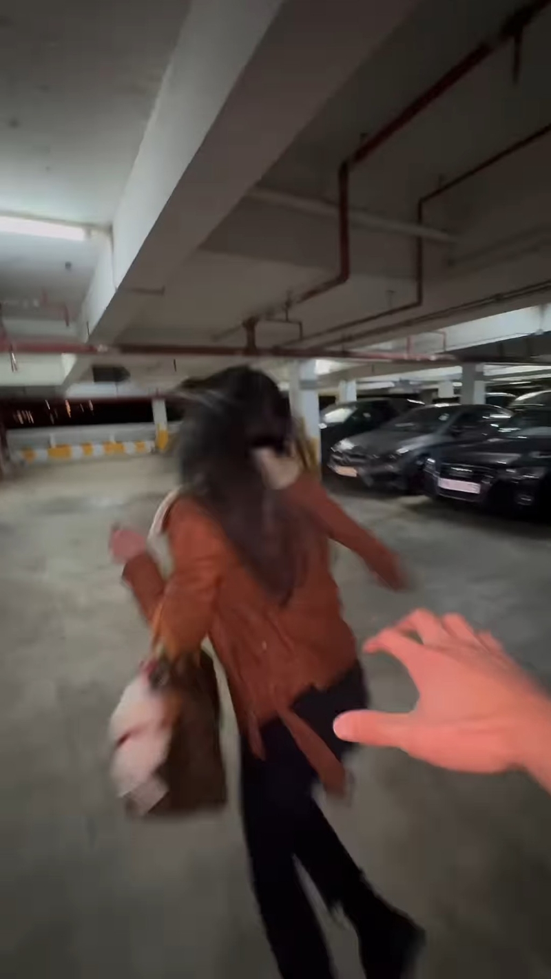 关枫馨演绎挽着挂有拉布布手袋时被“抢劫”的反应。