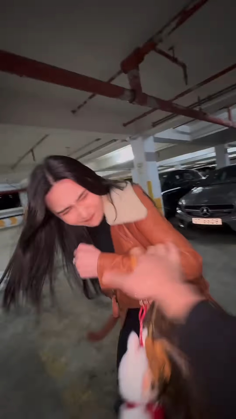 关枫馨上载于停车场「遇劫」的影片，她挽着LV名牌手袋独自在停车场行走。