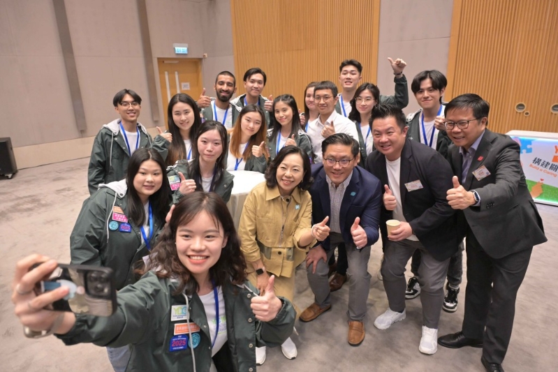 民青局局长麦美娟(前排右四)、副局长梁宏正(前排右三)与YDC青年大使2024代表及YDC见习青年大使合照。政府新闻处图片