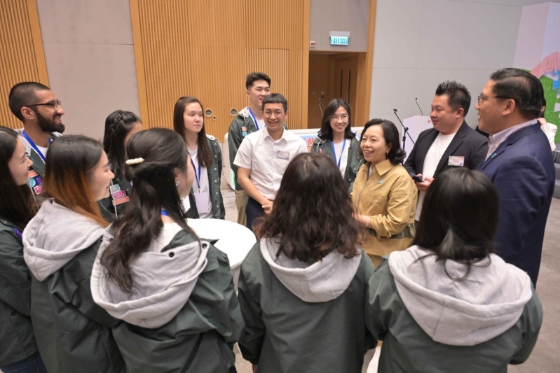 民青局局长麦美娟(右三)、副局长梁宏正(右一)及青年发展委员会副主席梁毓伟(右二)与YDC见习青年大使交流。政府新闻处图片