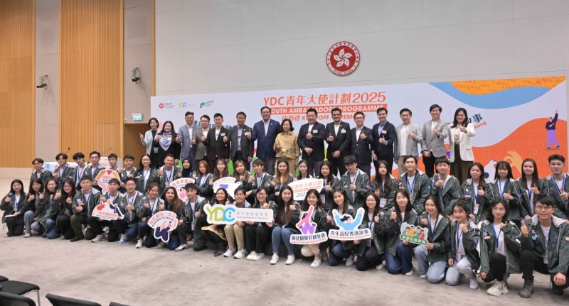 民青局局长麦美娟(后排中)、副局长梁宏正(后排左七)、青年发展委员会(青发会)副主席梁毓伟(后排右七)及青年专员陈瑞纬(后排左六)与青发会成员及YDC见习青年大使在启动礼上合照。政府新闻处图片